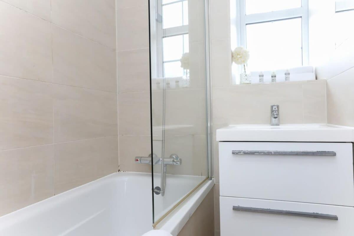 2 Bedroom Apartment In Waterloo Central 런던 외부 사진