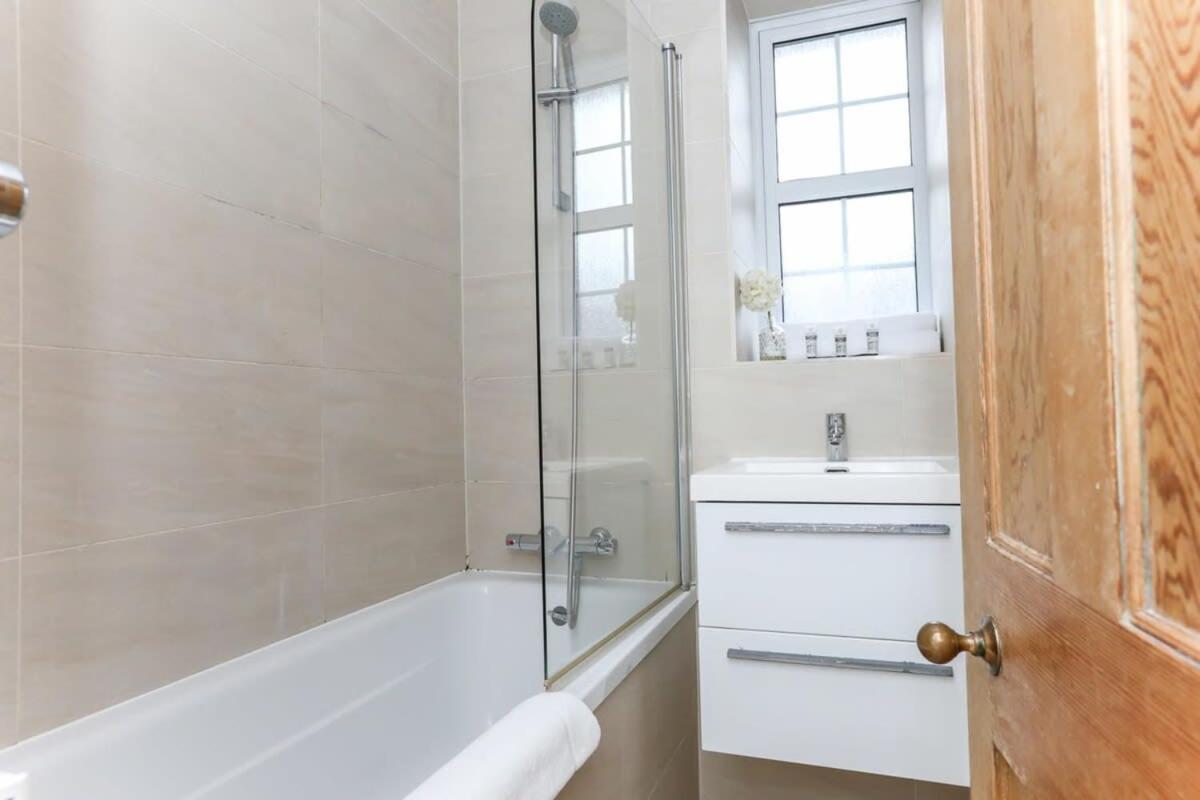 2 Bedroom Apartment In Waterloo Central 런던 외부 사진
